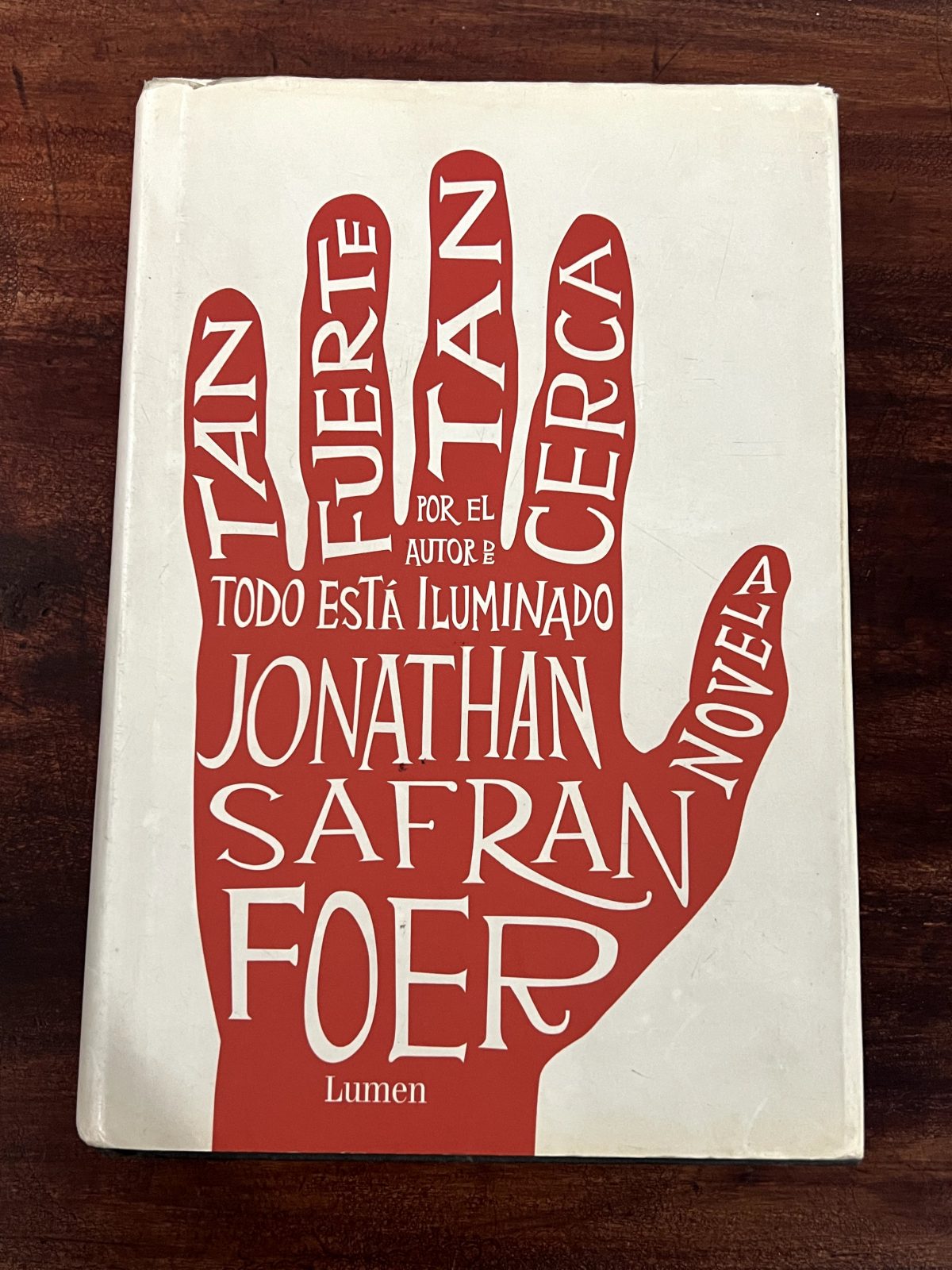 Tan fuerte, tan cerca